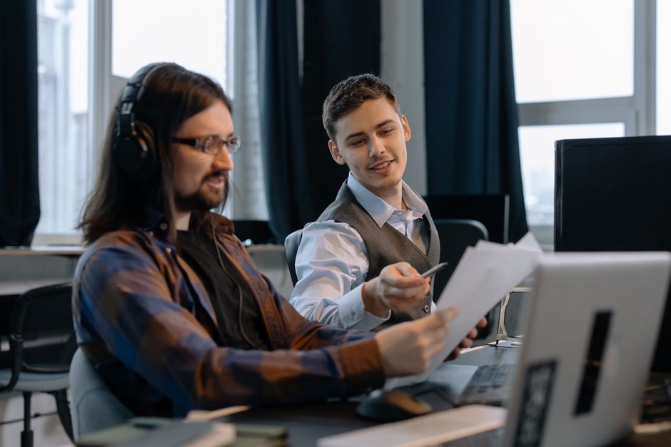 Programmierkurs in kleinen Gruppen: Lernende arbeiten gemeinsam am Laptop
