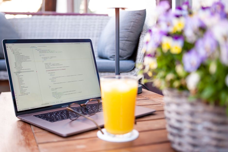 Abbildung eines Lern-Setups für Programmierkurse